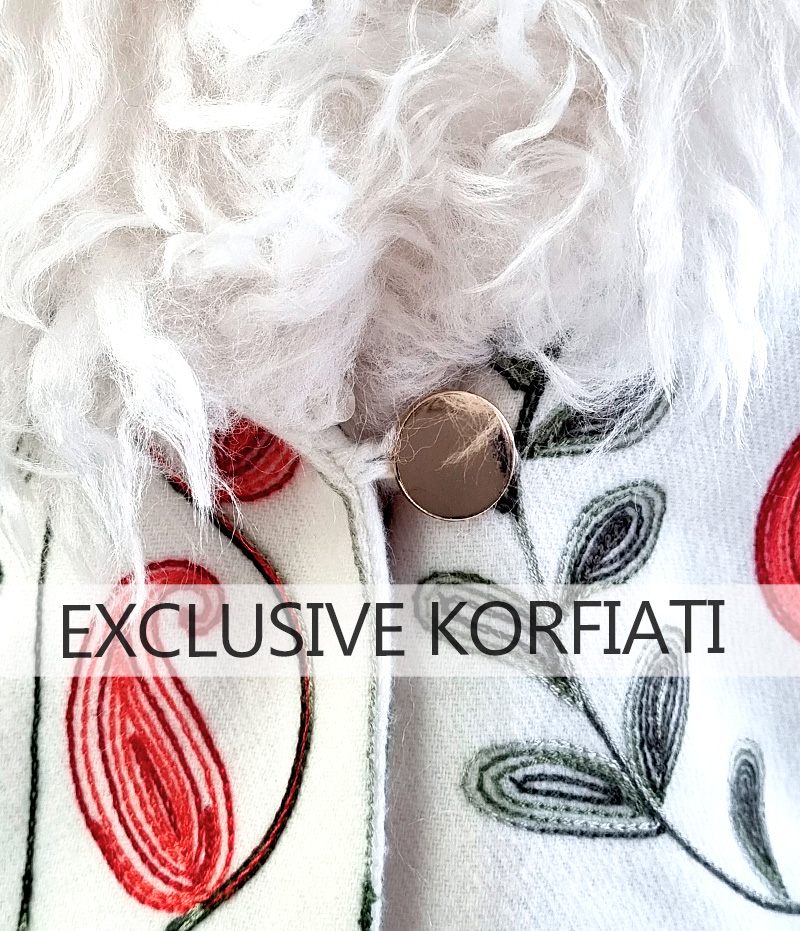 Металлическая пуговица на левой полочке куртки Металлическая пуговица на левой полочке куртки фото