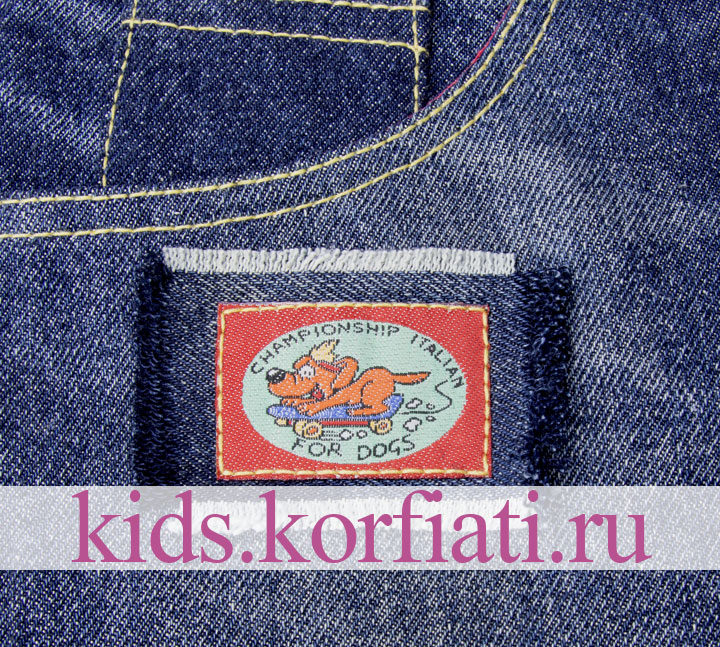 Аппликация на кармане джинсовых брюк